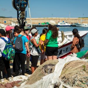 Activitat de colònies escolars al port pesquer de Vilanova